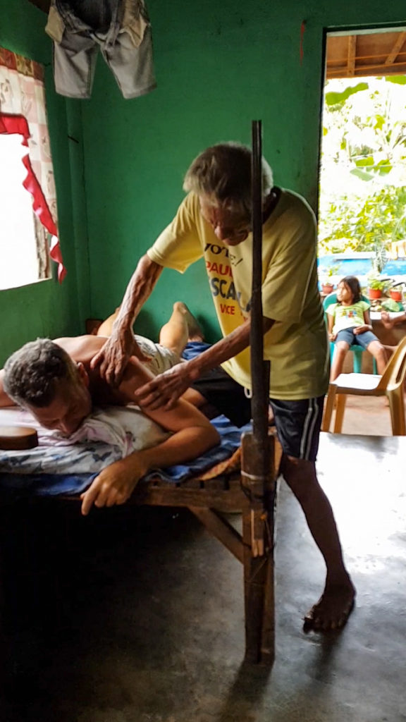 Dalvo Zaspa robi hilot (tradycyjny filipiński masaż) 