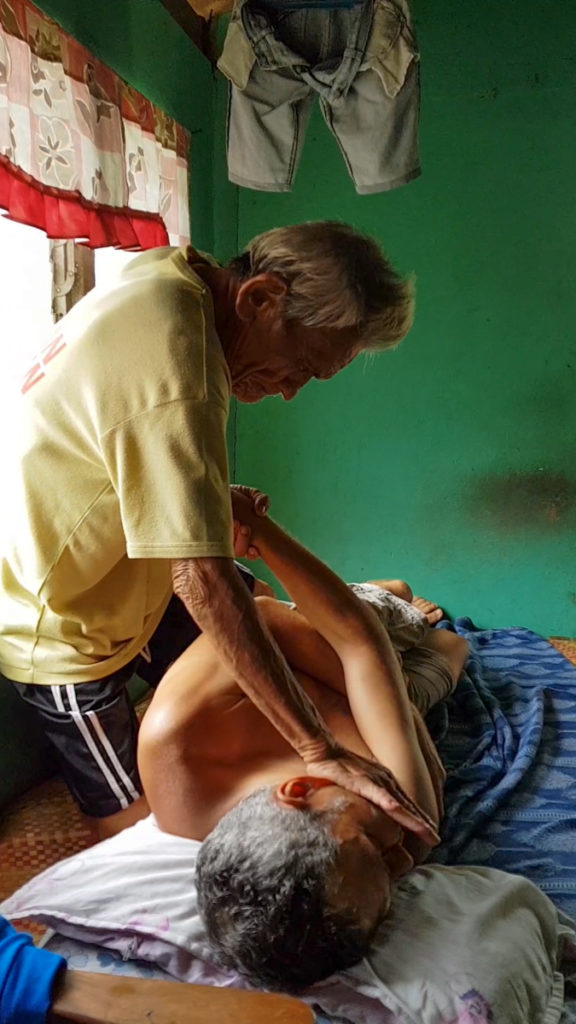 Dalvo Zaspa robi hilot (tradycyjny filipiński masaż) 