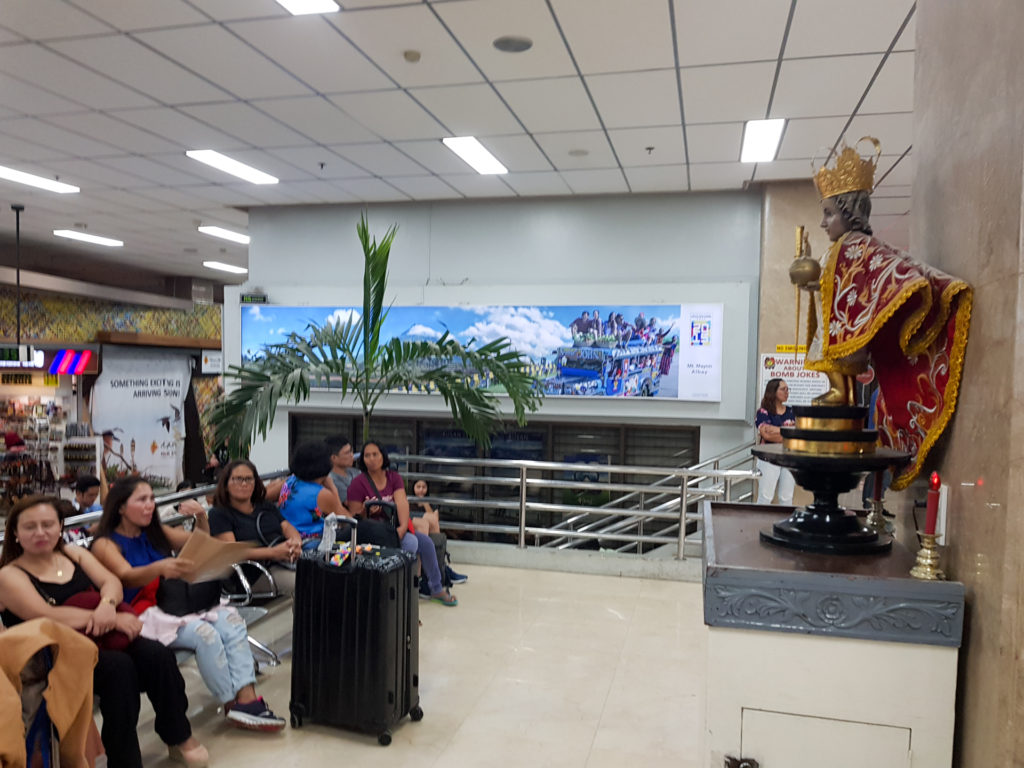 Figurka Santo Nino na lotnisku w Cebu